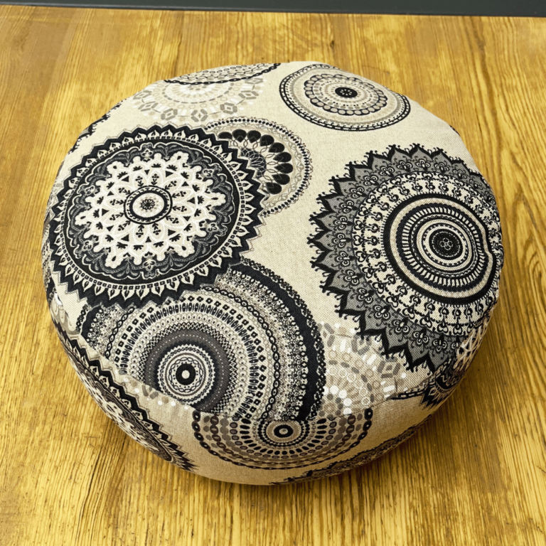 meditační polštář mandala černobílá